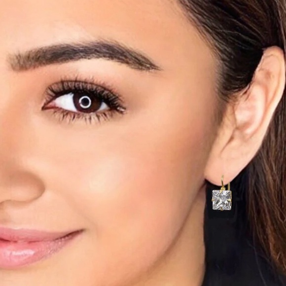 BNWOT LARGE SQUARE CUT CRYSTAL FRENCH HOOK EARRINGS SET IN A GOLD TONE METAL - Picture 2 of 7